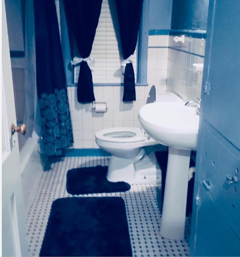 Best Deal In Town! Entire 1 Bedroom Apartment 59 Монтгомері Екстер'єр фото